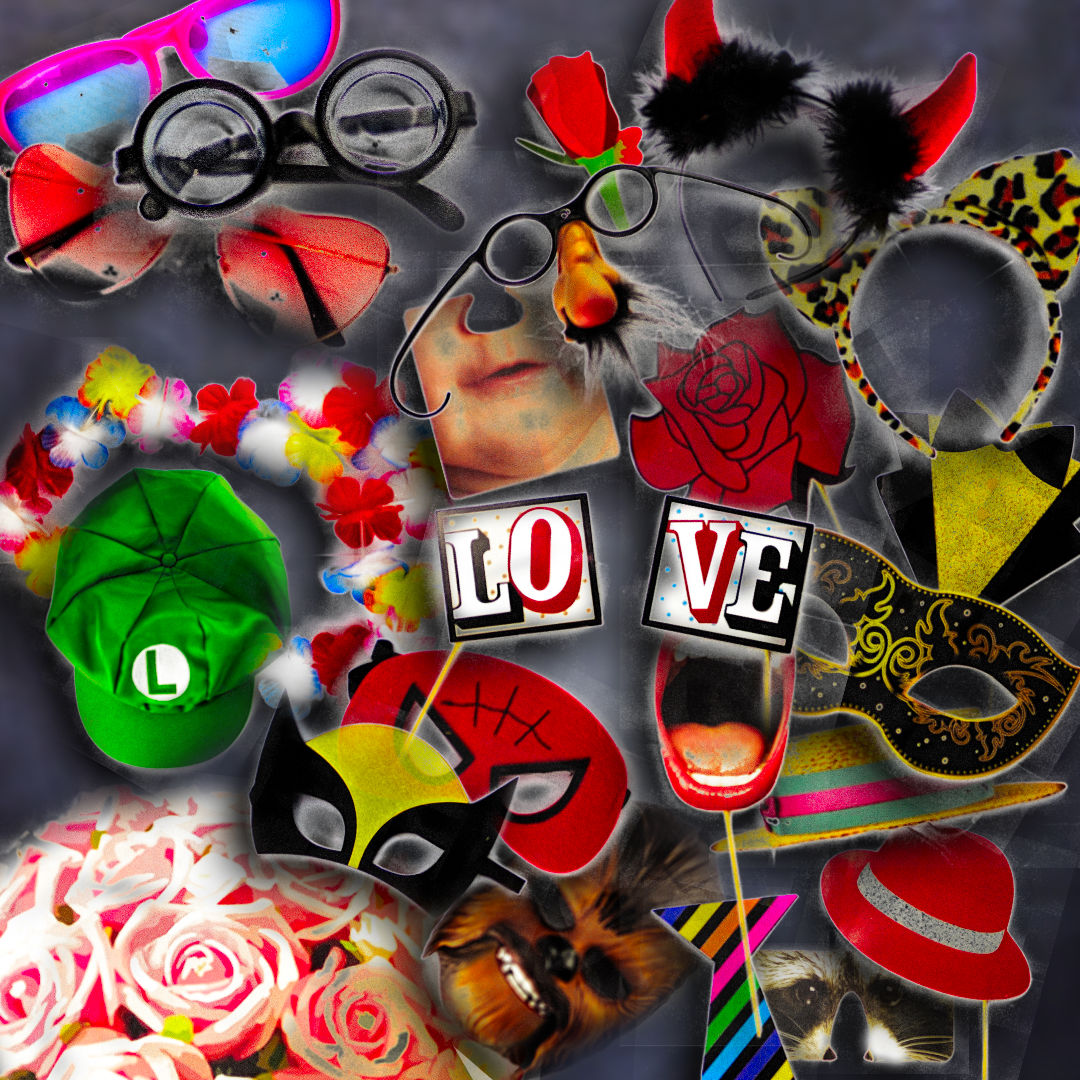 Verschiedene, bunte Fotobox Accessoires wie Masken, Hüte und Brillen