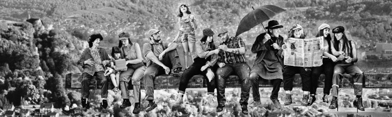 Familienfoto im Stil des berühmten 'Lunch Atop A Skyscraper' Fotos. Familienmitglieder sitzen auf einem falschen Deko-Stahlbalken und interagieren miteinander. Im Hintergrund ist verschwommen Großheubach zu sehen.